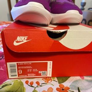Nike Vista Elite -Size 9